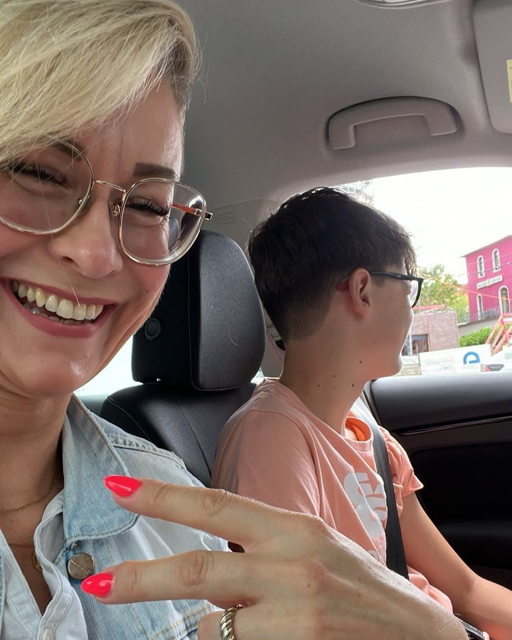 Sarah lacht mit ihrem Kind im Auto